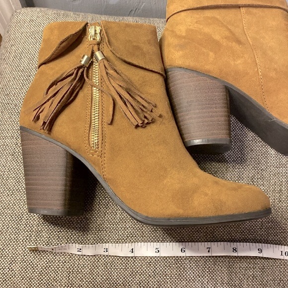LC Lauren tan suede ankle booties with tassel, size 8 1/2M. - Picture 9 of 11
